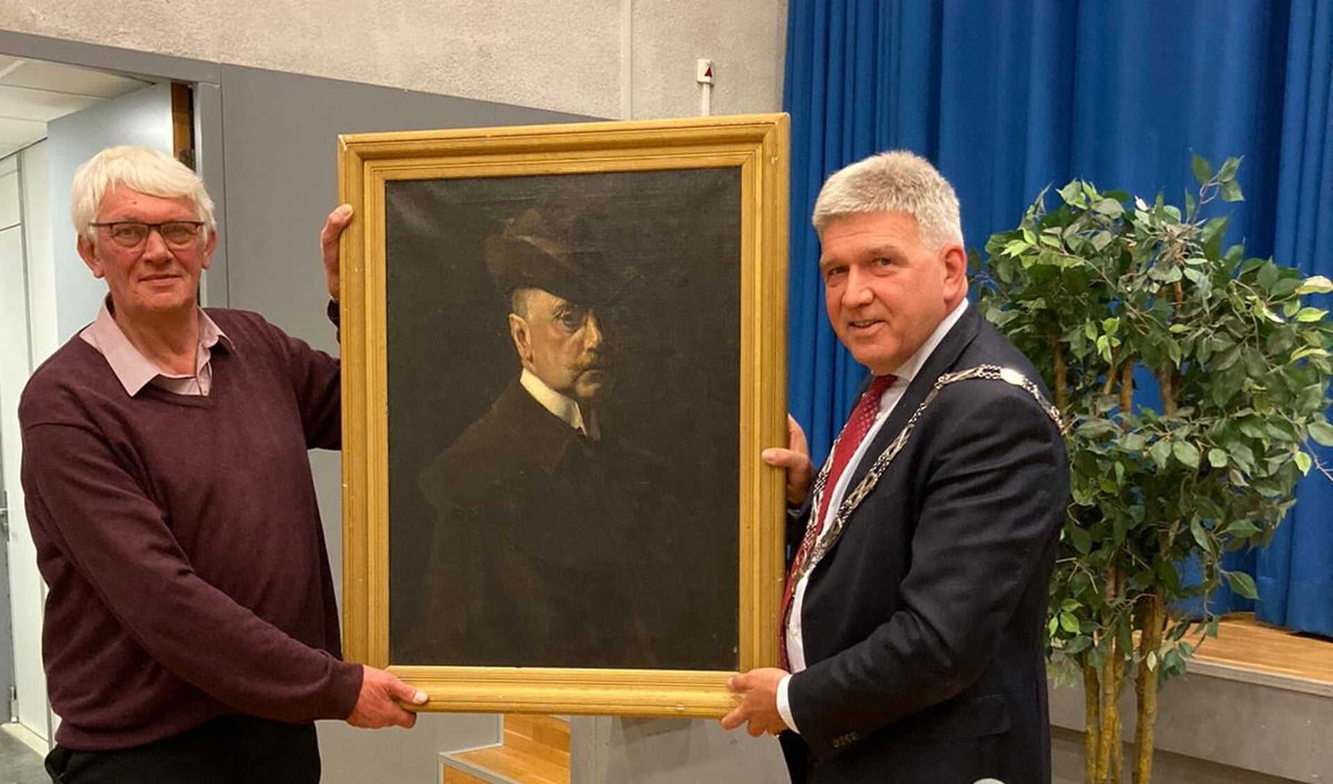 Scheidend burgemeester Wimar Jaeger overhandigt voorzitter Wim van den Berg van Vereniging Oud Scherpenzeel het zelfportret van de Scherpenzeelse kunstschilder Jan van Essen 