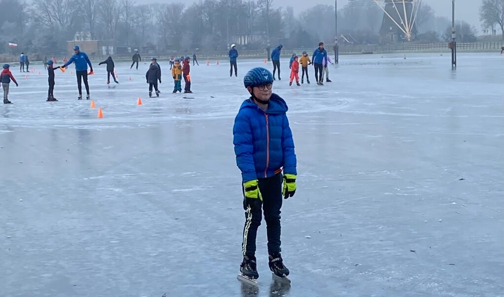 Lilly le Feber stuurde deze foto in van de jeugd op de schaatsbaan in Ouderkerk.