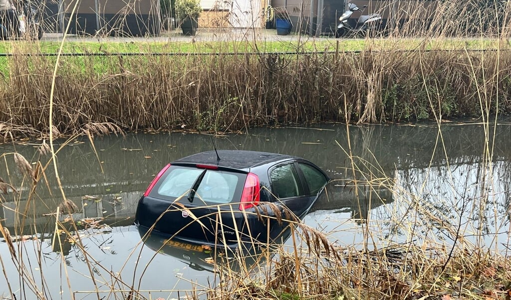 Auto Belandt In Water Na Aanrijding Op Stadswei In Harderwijk ...