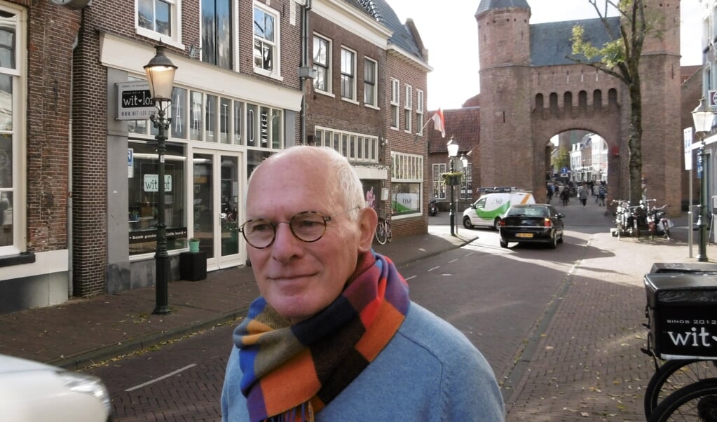 Norbert van Zwetselaar (Vrienden van de Kamp), vlak voor de herinrichting bij de Kamperbinnenpoort.