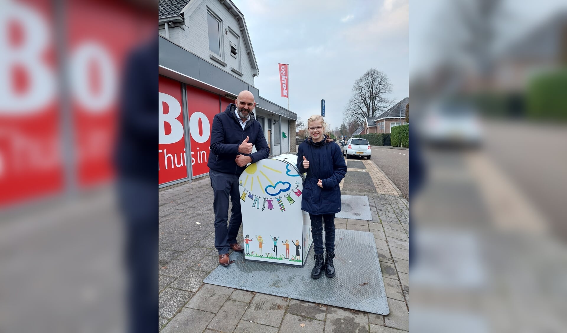 Wethouder Beerd Flier en Feline Statema tonen het winnende ontwerp.