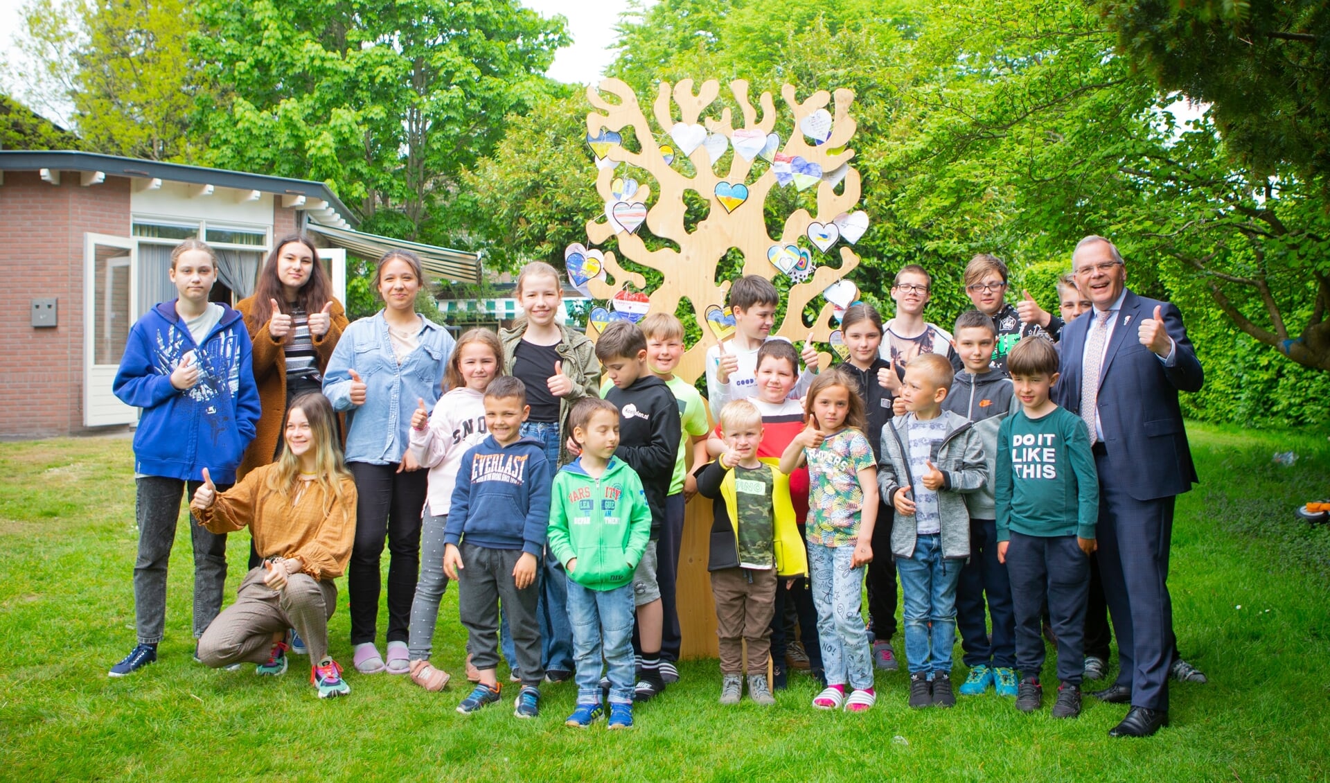 Burgemeester Jan Luteijn bezocht begin mei de kinderen in de opvanglocatie in De Glind.