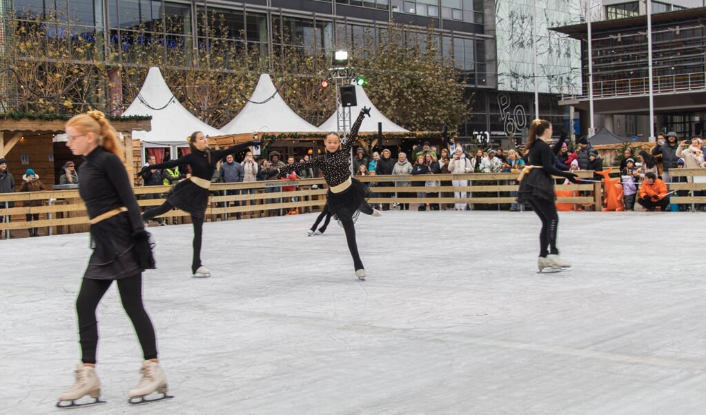 Kunstschaatsers van Figure Skating Amsterdam openden de schaatsbaan op het Stadsplein met een wervelende voorstelling.