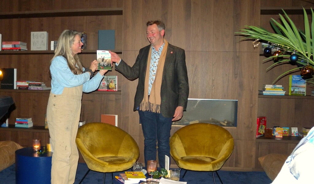 Margreet Feenstra overhandigt haar boek aan Walter Jaaltink, landschapscoördinator Kromme Rijnstreek