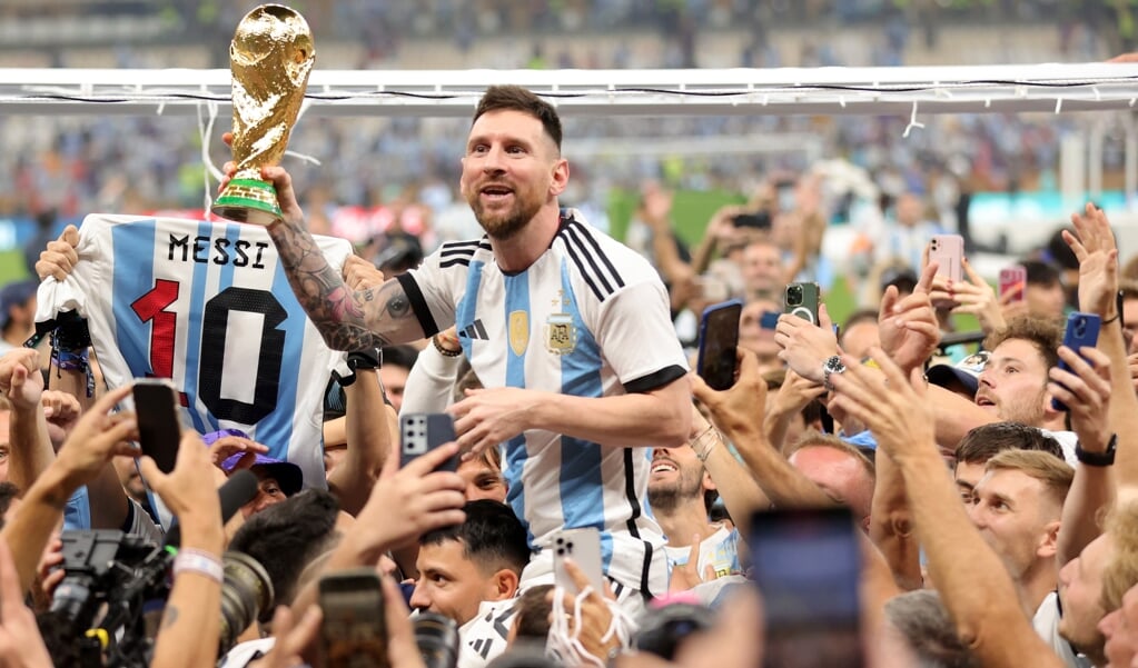 2022-12-18 22:32:00 epa10373136 Lionel Messi (C) of Argentina lifts the World Cup trophy after winning the FIFA World Cup 2022 Final between Argentina and France at Lusail stadium, Lusail, Qatar, 18 December 2022.  EPA/Friedemann Vogel