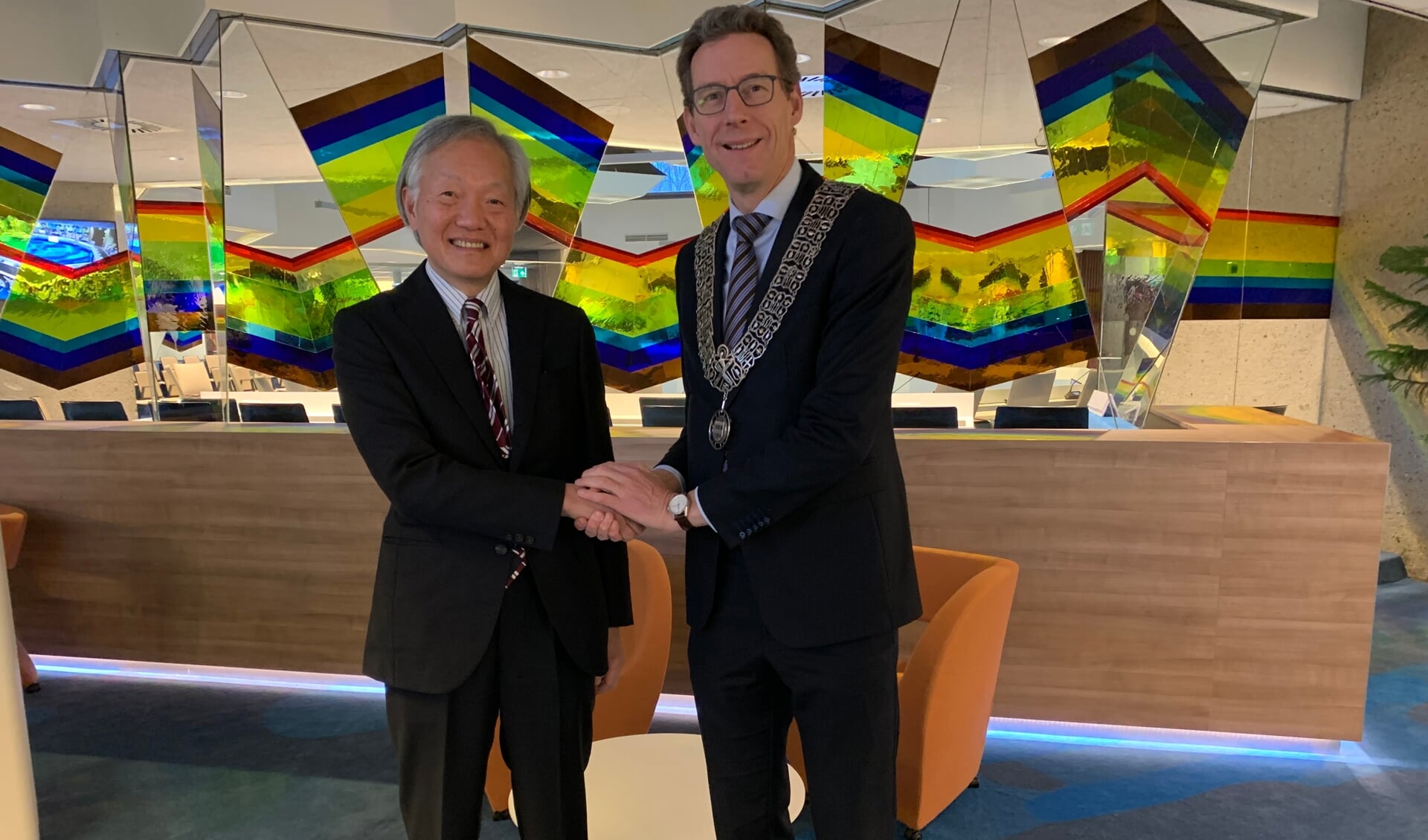 De Japanse ambassadeur Horinouchi neemt afscheid van burgemeester Tjapko Poppens.