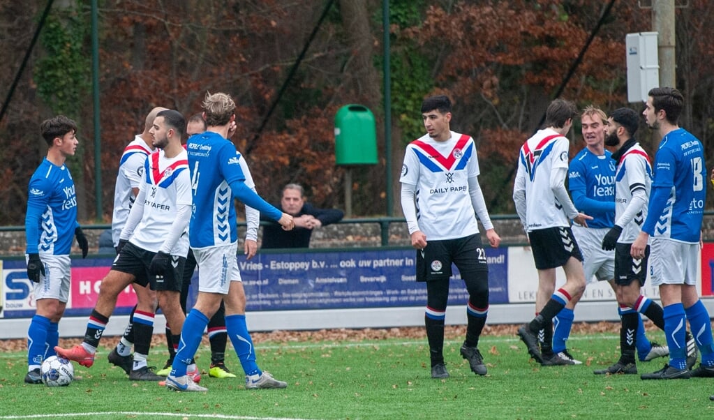 Discussie op het veld tijdens de voetbalwedstrijd SO Soest-DCG. Voor de tweede achtereenvolgende keer wonnen de blauw-witten.