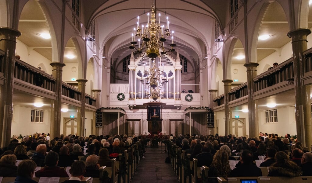 Een volle Oude Kerk op kerstavond