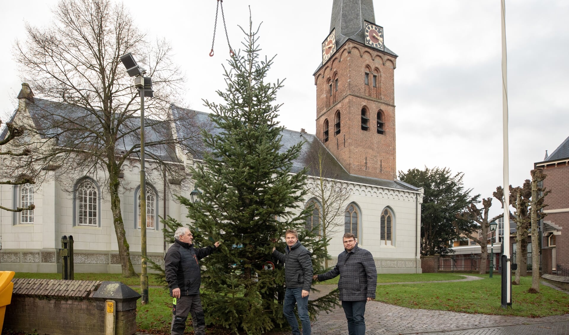 De kerstboom van Floor Makelaardij staat op de Brink in Baarn.
