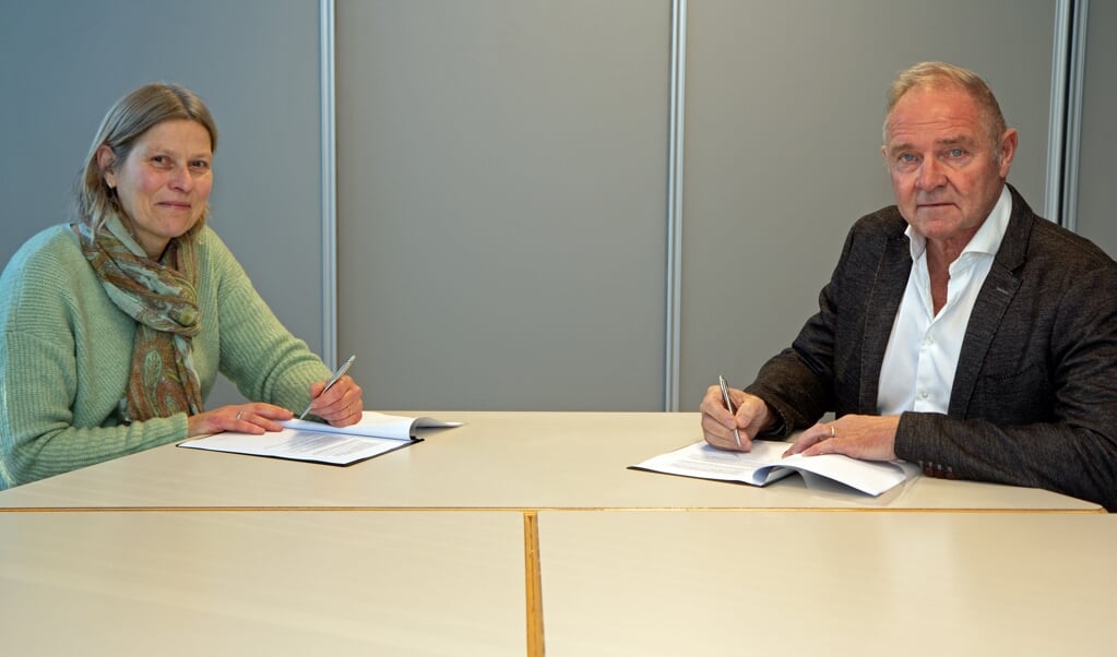 Rob Koster (Directeur stichting SGS) en wethouder Marjo Molengraaf ondertekenen de samenwerkingsovereenkomst.