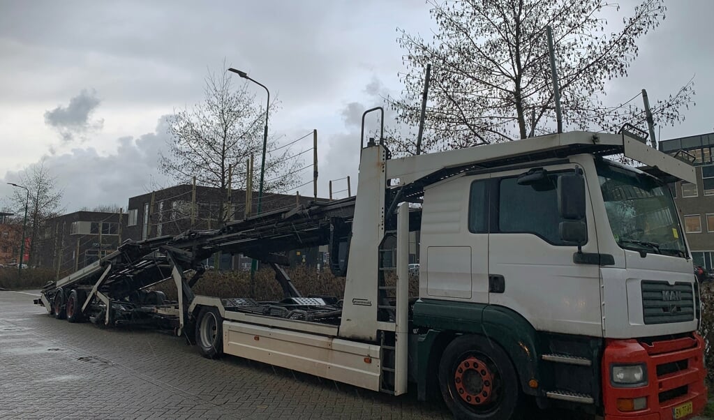 De vrachtwagen aan de Baarnsche Dijk lekt olie en staat al weken hinderlijk geparkeerd.