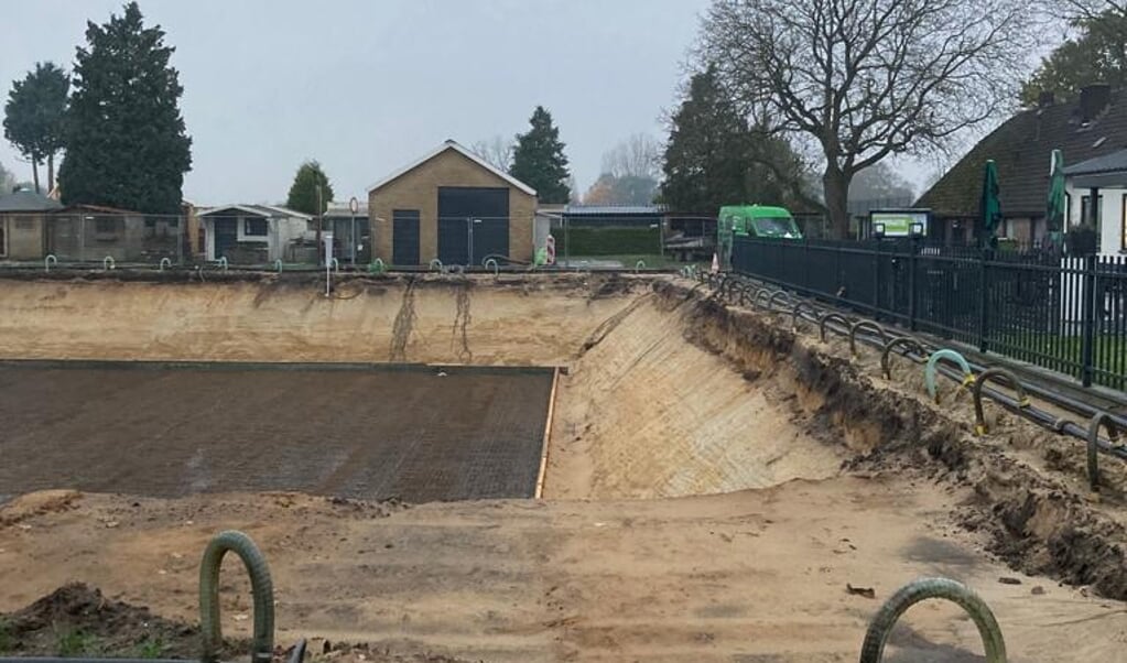 Op het campingterrein waar op termijn een bijgebouw moet komen, is nu al een gat gegraven.