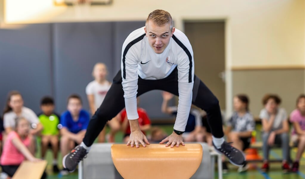 Bjorn Versteeg in actie als vakdocent bewegingsonderwijs tijdens een gymles op een basisschool.
