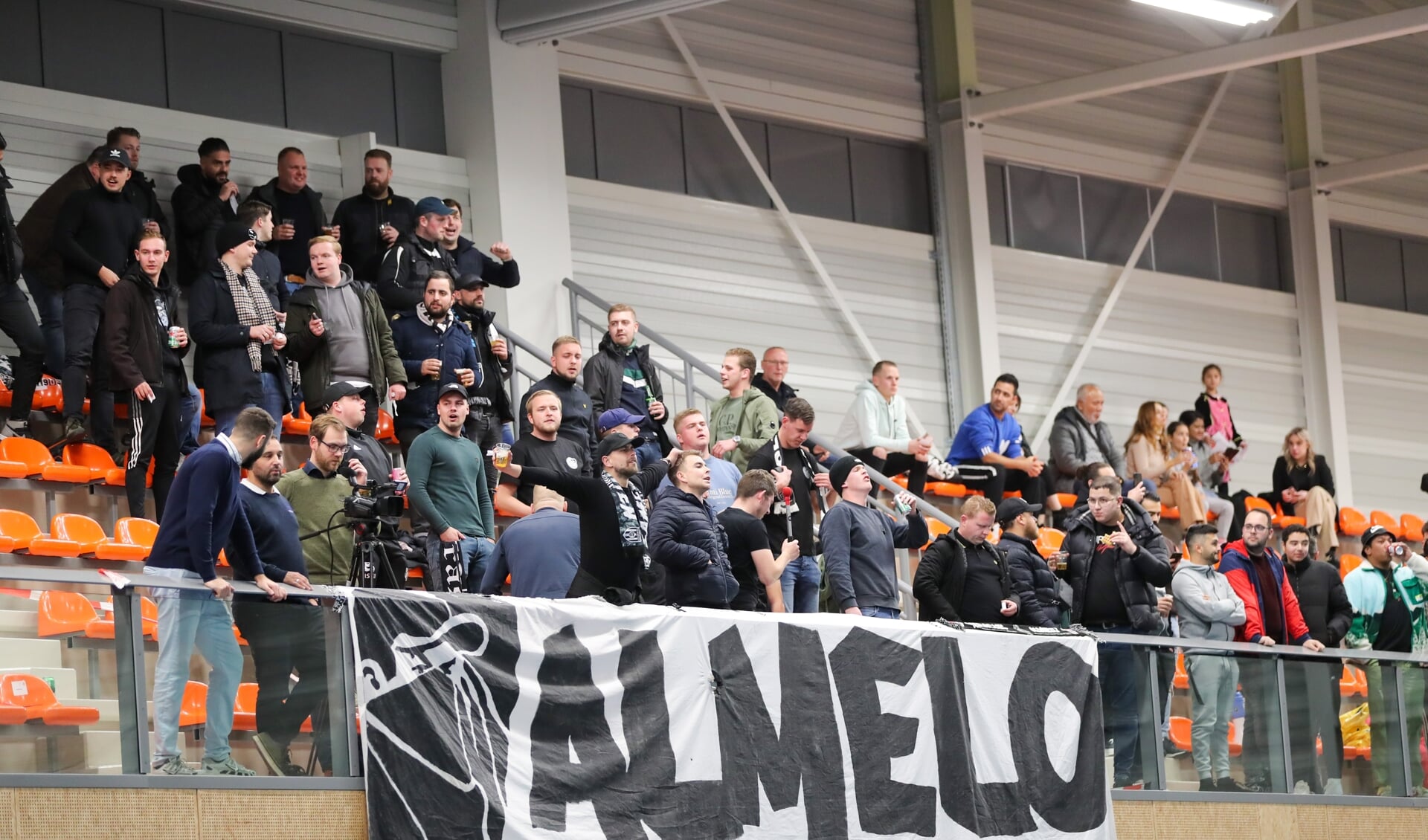Tumult met de Heracles supporters was aanleiding tot een tijdelijke staking van de topper ZVV Ede - Heracles Almelo Futsal.