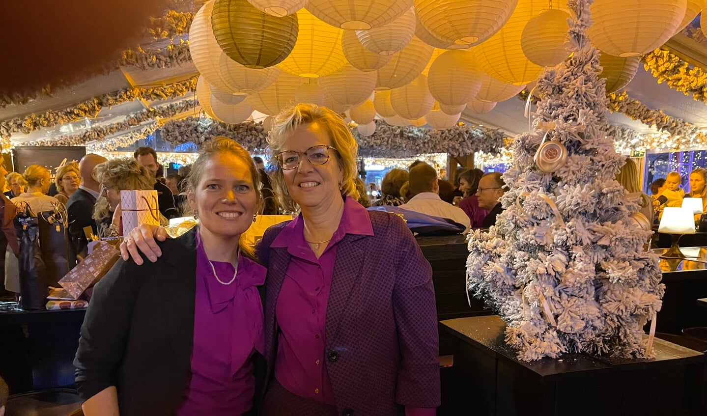 Josine Vogelaar en Sandra Geerlings bij de viering van het 20-jarig jubileum.