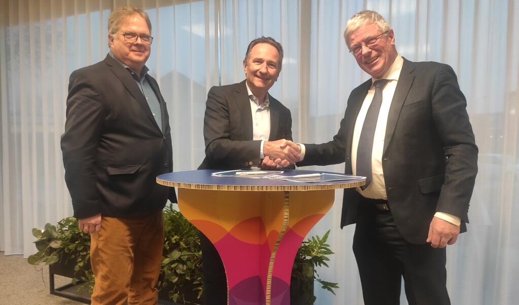 v.l.n.r.: Piet Tulner (directeur Ontwikkelingsmaatschappij H2O), Ton van der Giessen (algemeen directeur Van Werven) en Ben Engberts (wethouder Oldebroek).