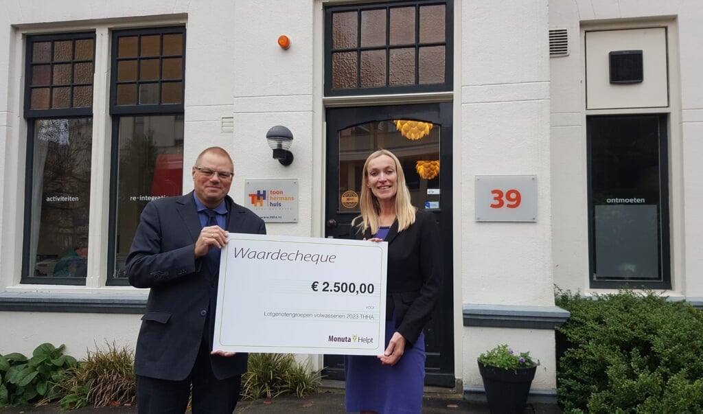 Uit handen van Sander Groeneveld, uitvaartverzorger bij Monuta Amersfoort, ontving het Toon Hermans Huis een cheque van 2500 euro. 