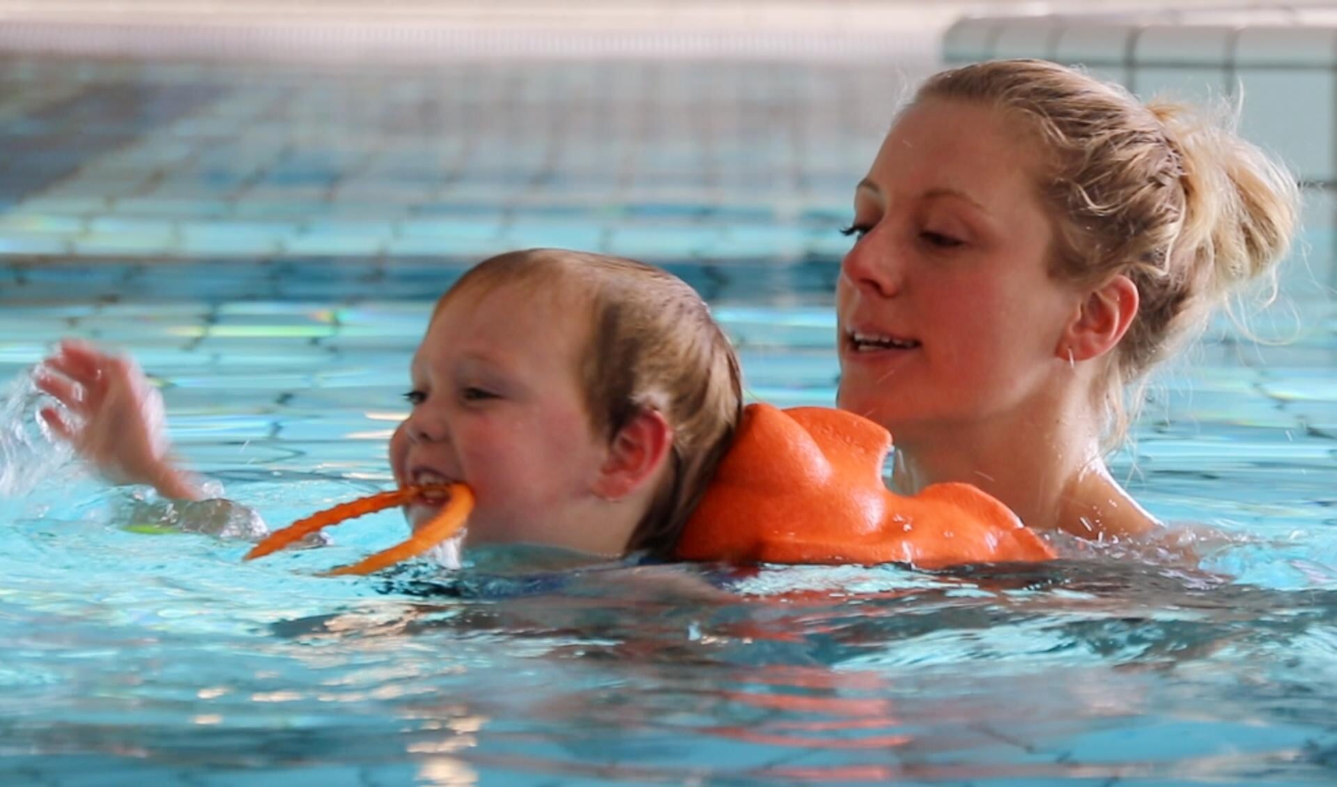 Kira Toussaint helpt kinderen zelfredzaam te worden met een Fibby, een innovatief zwemhulpmiddel.