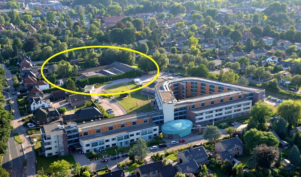 Een archieffoto uit 2012 met omcirkeld de plek waar het appartementencomplex zou moeten komen.