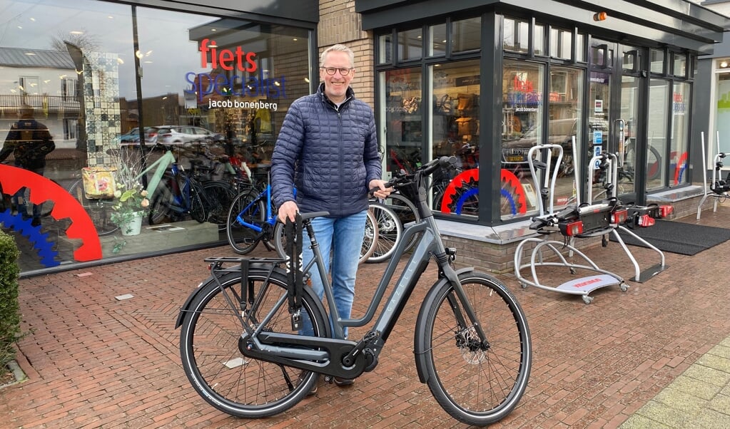 Fietsspecialist Jacob Bonenberg met een Gazelle e-bike. Hij adviseert een extra hangslot tegen  diefstal.