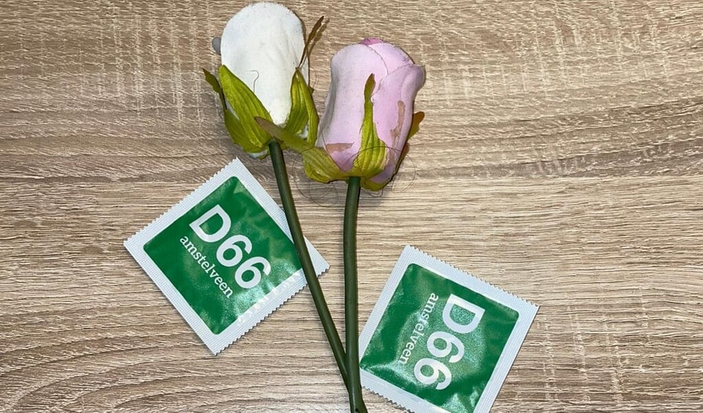 D66 gaat op Valentijnsdag condoom uitdelen met een verpakking die is voorzien van het partijlogo.
