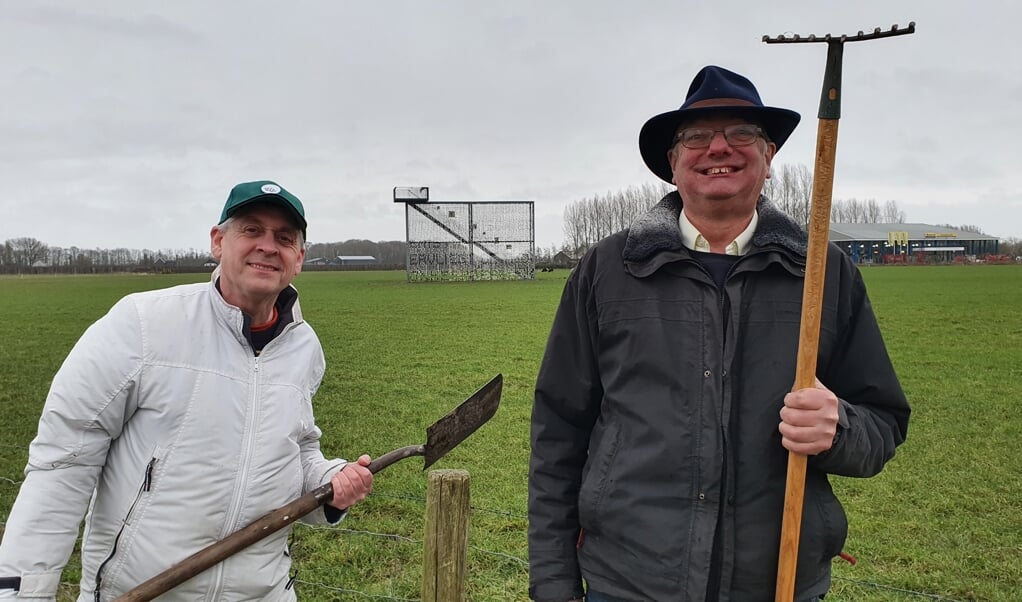 Frank Magdelyns links en Henk Vernooij rechts, bestuursleden van MWH, bij het toekomstige natuurgebied aan de Hoogdijk