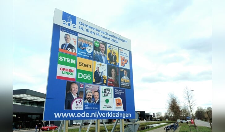 Archiefbeeld van een verkiezingsbord in Wekerom. De nieuwe plakplaatsen kunnen ook worden gebruikt in verkiezingstijd.