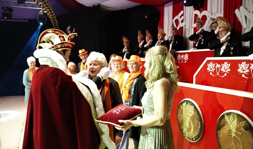 De Voedselbank Neder Veluwe en Omstreken kreeg zaterdagavond de Gouden Stuiver, de hoogste onderscheiding van de Renkumse carnavalsvereniging.