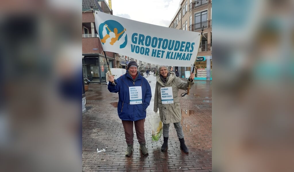 Annemarieke (l) en Hermien lopen elke vrijdag door de Langestraat om aandacht voor de klimaatverandering te vragen