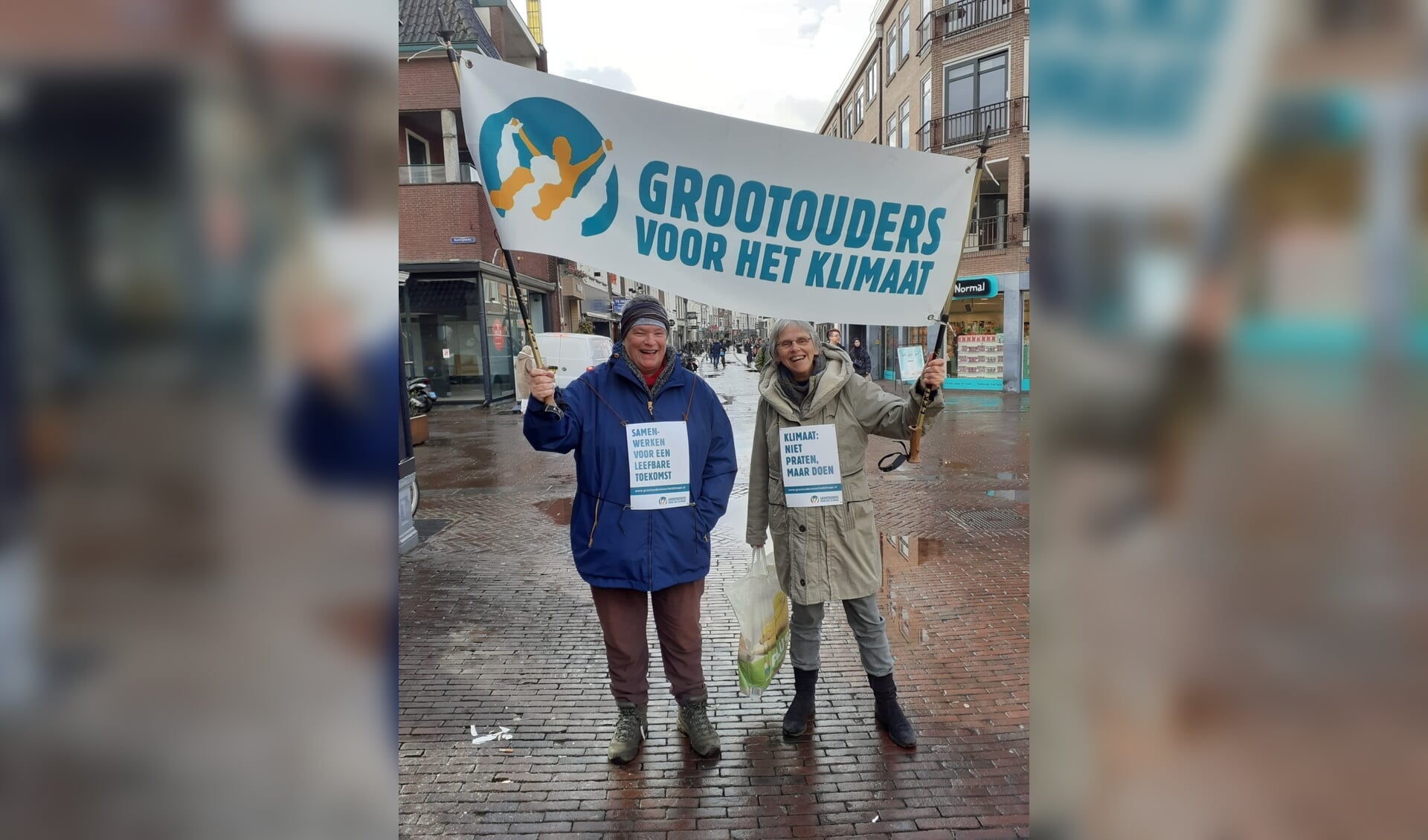 Annemarieke (l) en Hermien lopen elke vrijdag door de Langestraat om aandacht voor de klimaatverandering te vragen