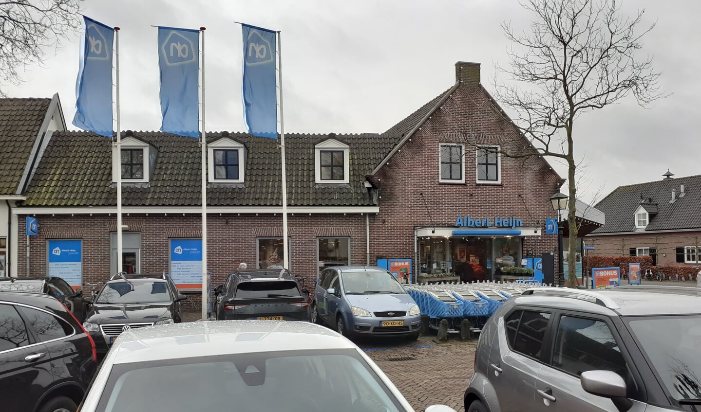 De parkeerplaatsen van Albert Heijn Oude Dorp aan de voorkant verplaatsen volgens de plannen naar de achterkant.  