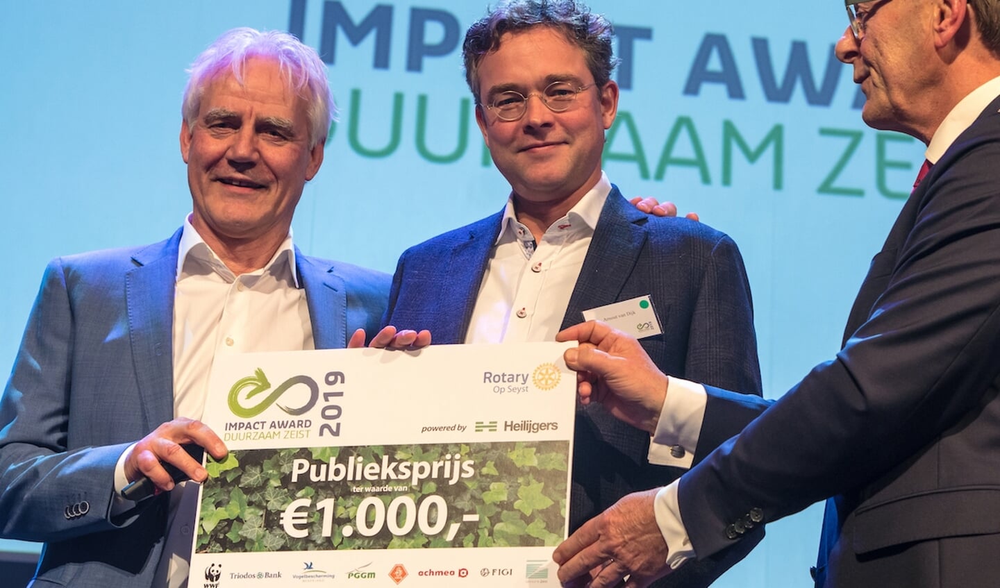 Burgemeester Janssen reikte in 2019 de Impact Award uit aan onder andere Arnout van Dijk van Samen Slim Rijden Zeist.