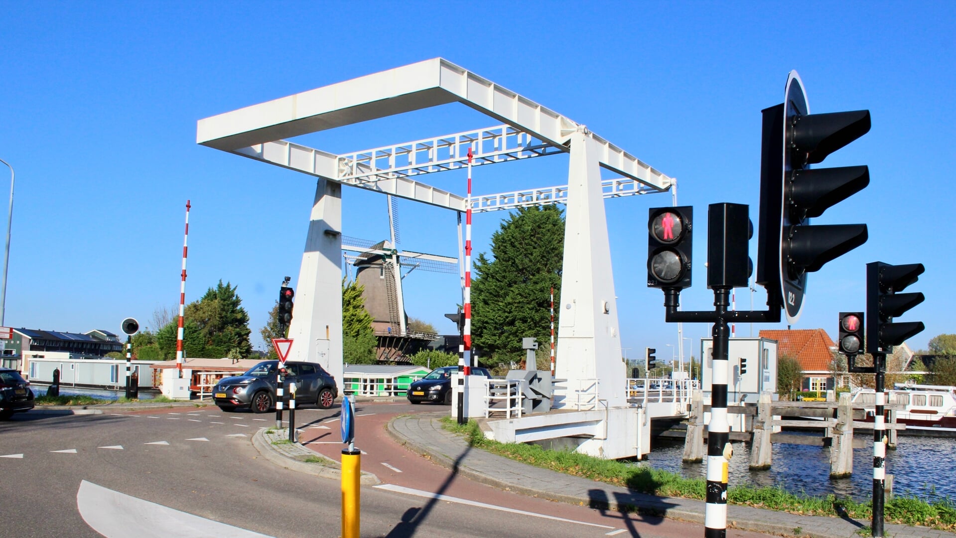 De Sloterbrug over de Ringvaart in Badhoevedorp. Een van de knelpunten van het dorp.