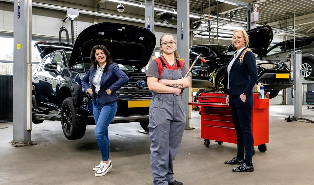 Priscilla Seves (midden), Desiree Lodder (links) en Nanda van der Veen (rechts) werken met veel plezier bij Toyota Van Gent.