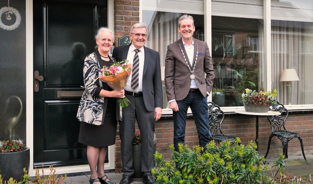 Het gouden echtpaar Van Walsem-Van der Ree-Doolaard en burgemeester Hans van der Pas.