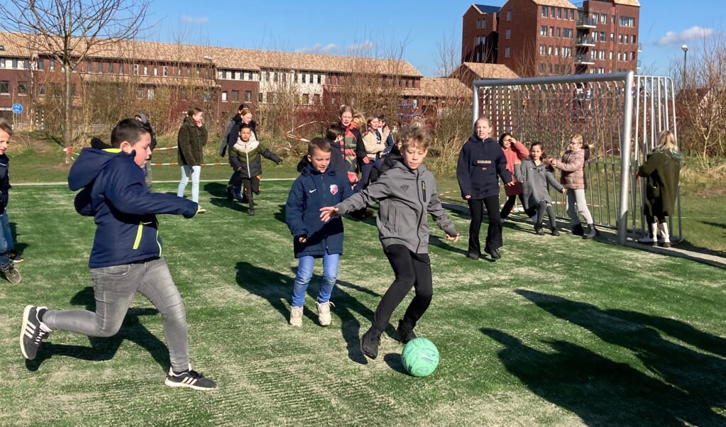Enthousiast spelen kinderen van de Aventurijn als eerste op het nieuwe kunstgrasveld