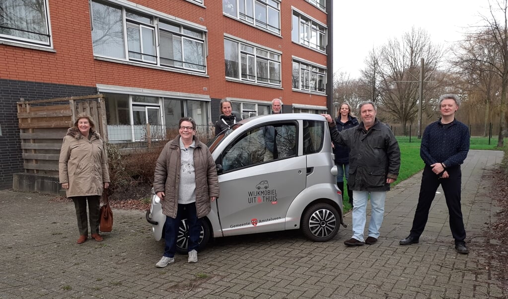 De wijkmobiel ging in december van start. Dankzij de medewerkers en vrijwilligers van de wijkmobiel kunnen bewoners die slecht ter been zijn, toch van huis weg.