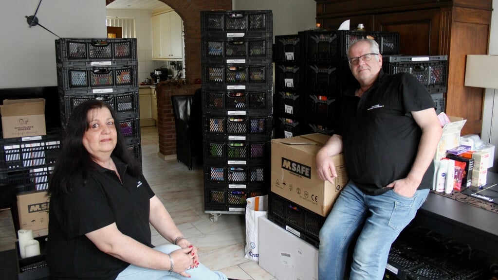 Miranda en Ronald van Stichting Prakkie Hoofddorp helpen gezinnen uit heel Haarlemmermeer.