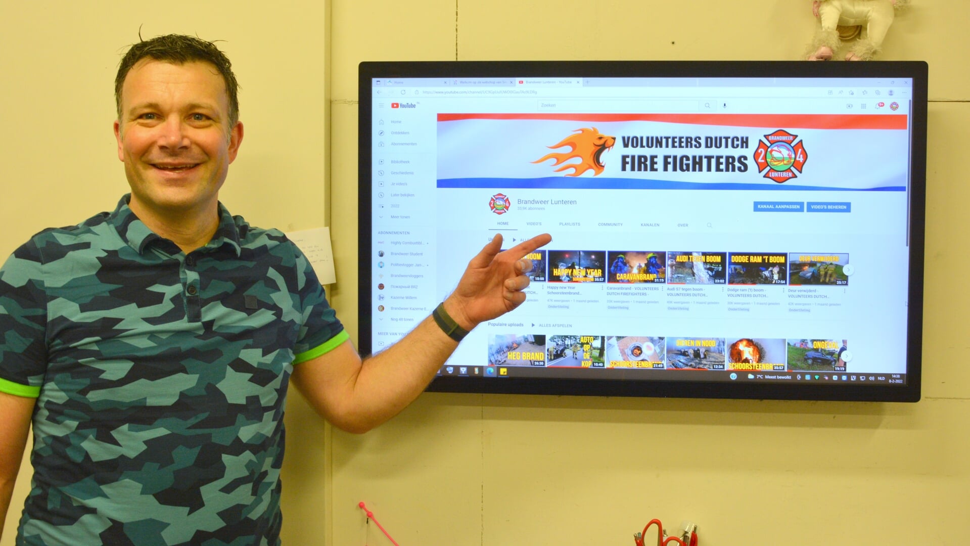 Archieffoto: Initiatiefnemer Tom Heebink van brandweer Lunteren toont het succesvolle YouTube-kanaal.