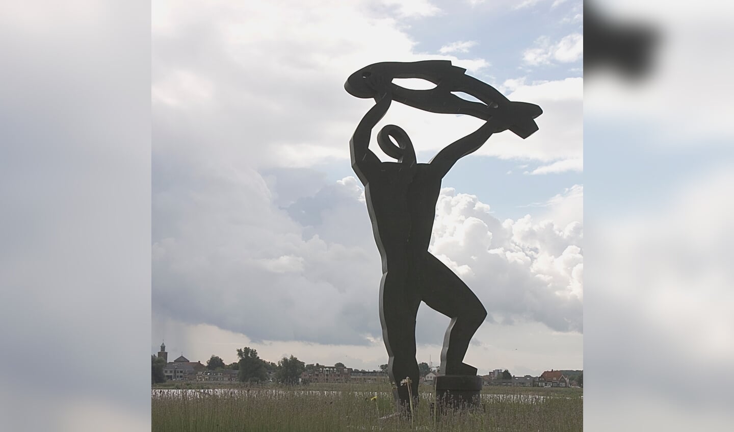 Een van de bekende beeldhouwwerken in Hardinxveld-Giessendam. 