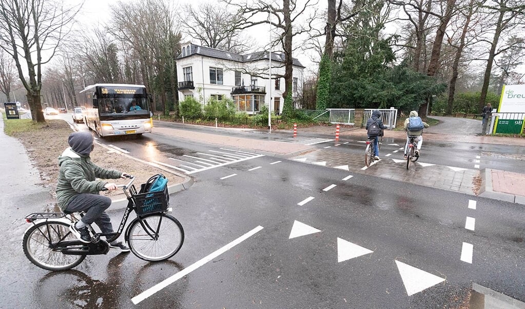De nieuwe oversteek geeft fietsers meer opstelruimte op het midden van de weg. 