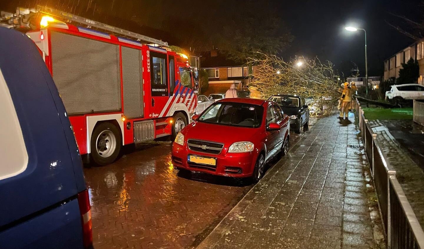 Brandweer Leersum in actie aan de Asenweg waar een boom op een auto viel. 