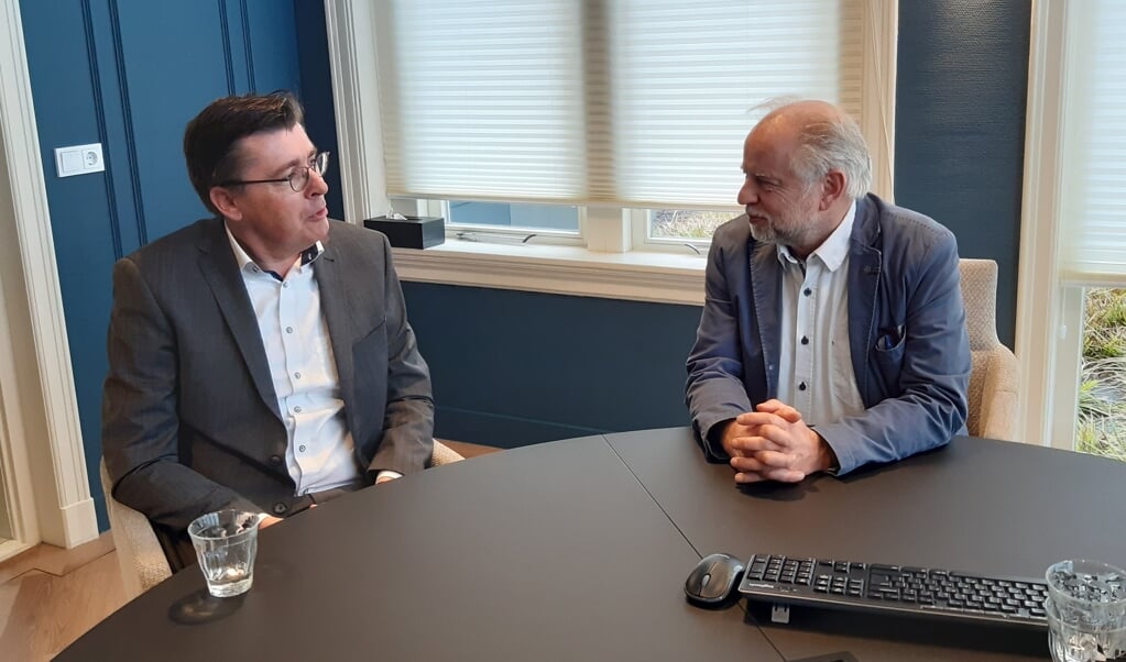 Jan Willem van Dommelen (l) in gesprek met CU-lijsttrekker Tom Zoutewelle