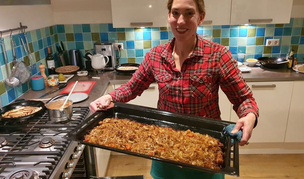 Susanne Groot is trots op haar gebakken nasi.