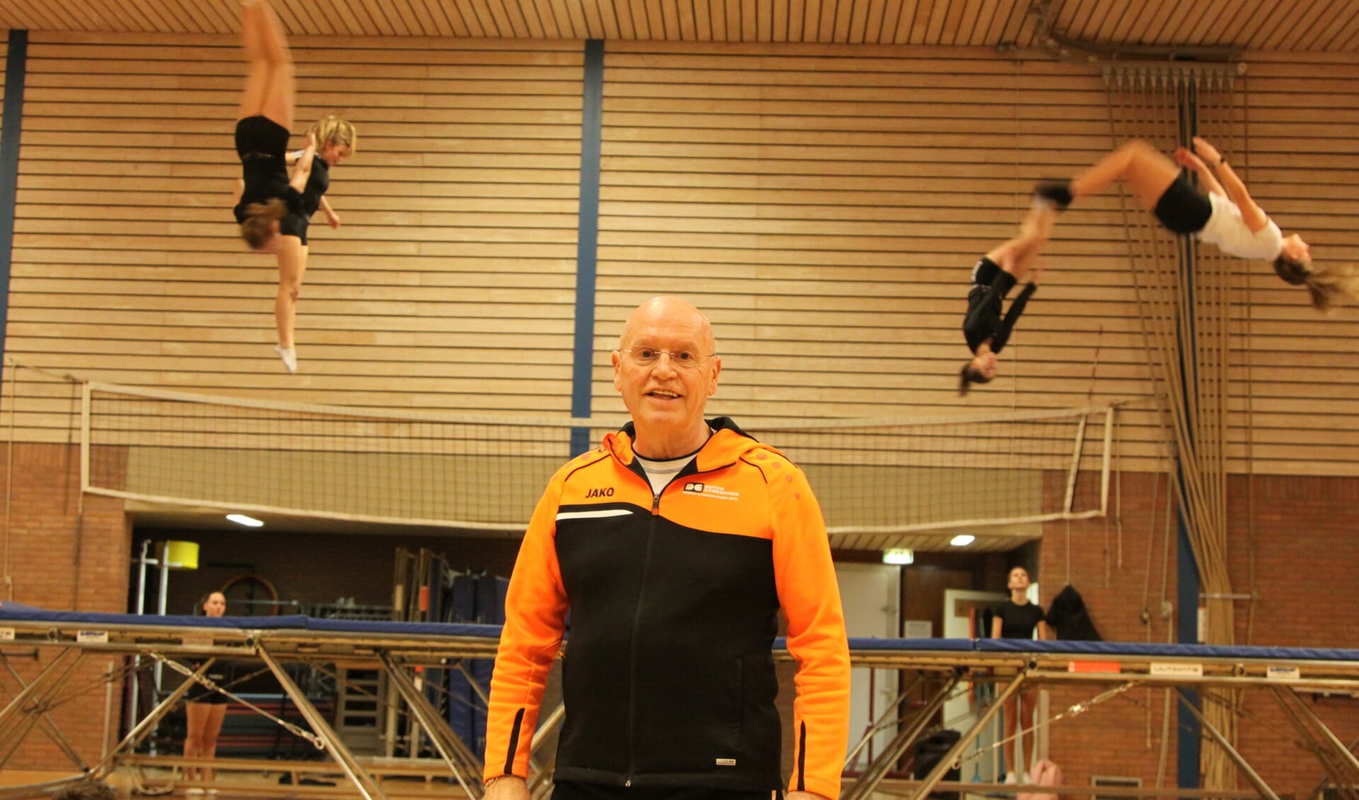 Nieuwe voorzitter Hans van Zetten met op de achtergrond de trampolinespringers van Sparta Ermelo. (foto: Bas van den Broek)