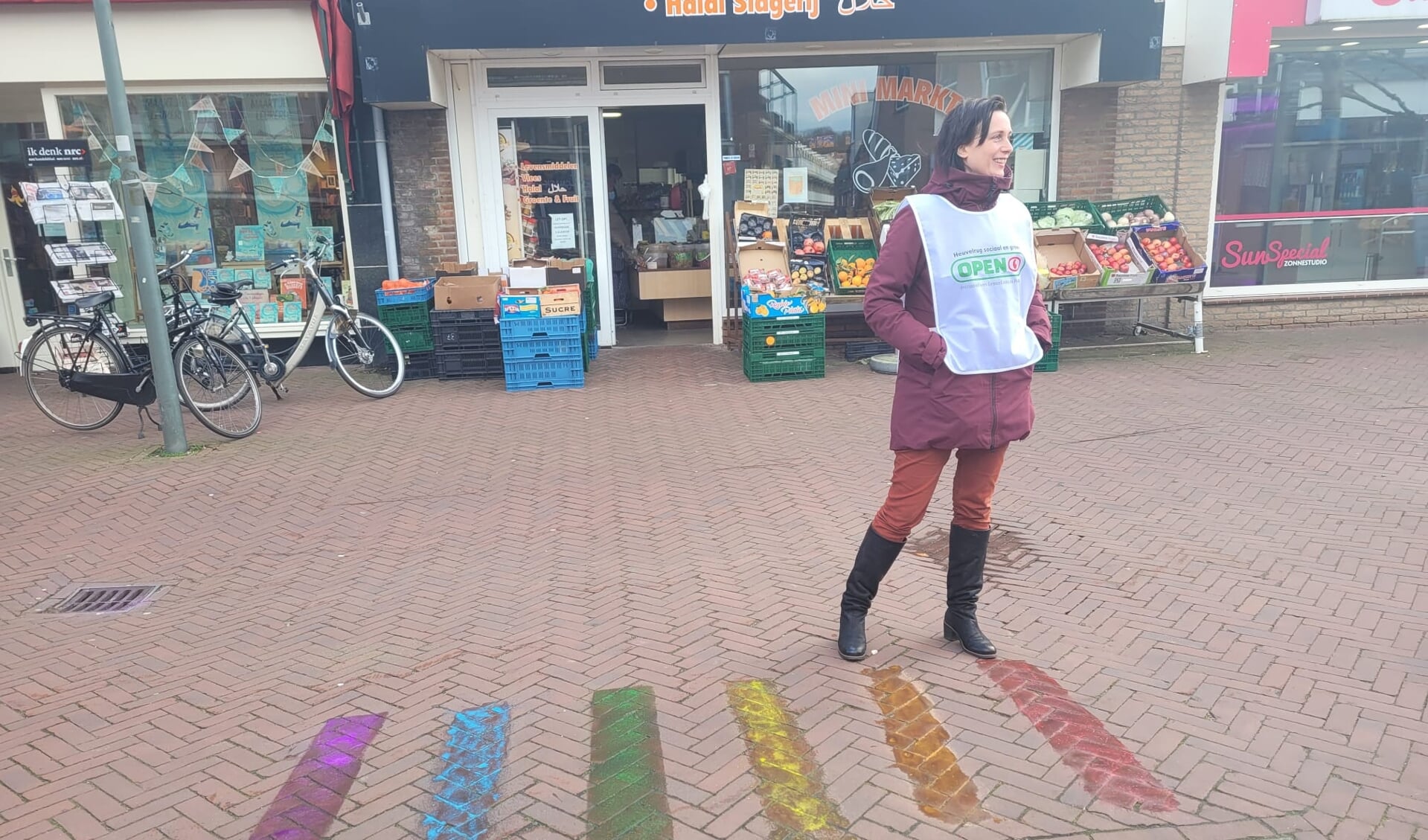 Open kandidaat Marijn Bouwmeester bij de regenboogzebra in Driebergen