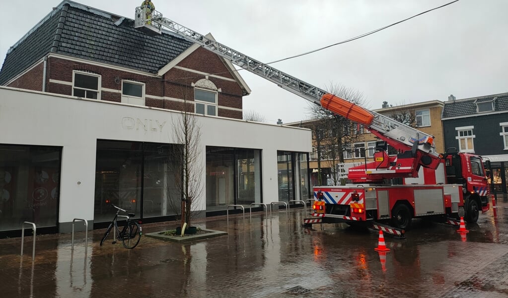 Het zink boven het leegstaande winkelpand op de hoek van de Slotlaan en de Weeshuislaan in Zeist liet maandagmorgen los.