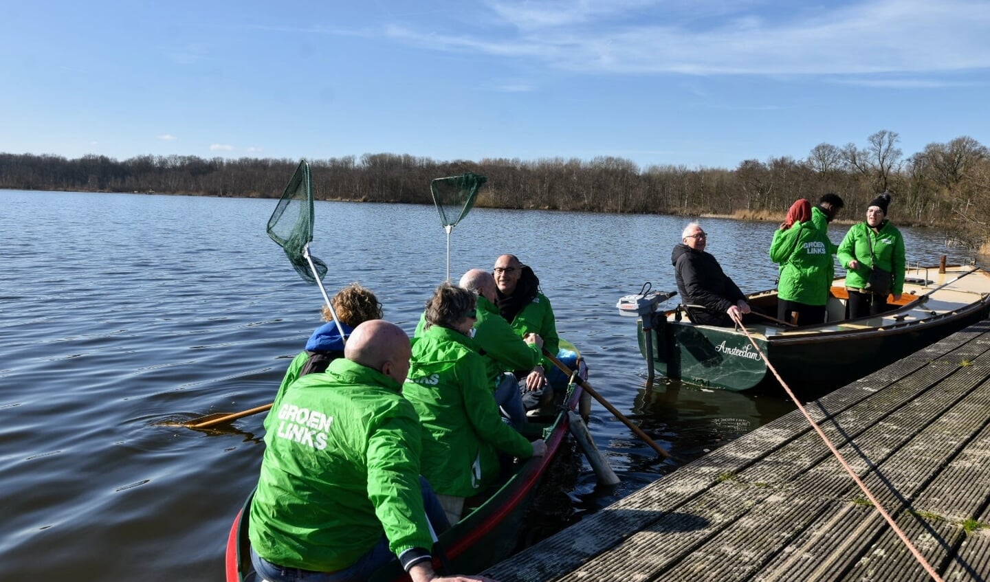 De twee GroenLinks-teams gaan het water op gewapend met schepnet om plastic te vissen. 