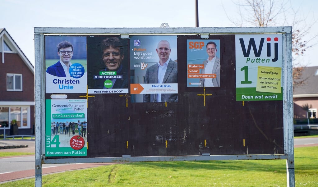 Alle politieke partijen die in Putten meedoen aan gemeenteraadsverkiezingen 2022 hebben hun poster geplakt