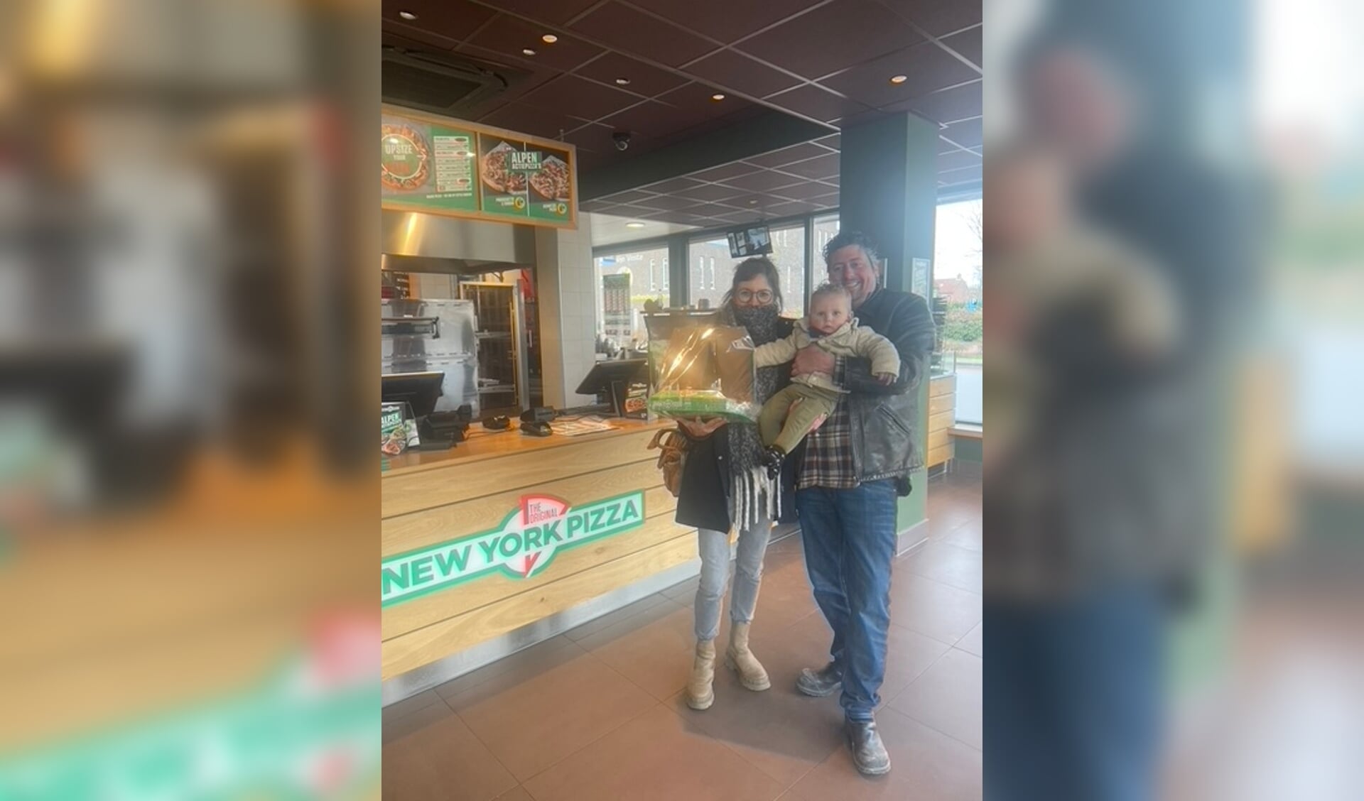 Els kwam haar pizzapakket ophalen bij New York Pizza in Nijkerk. 
